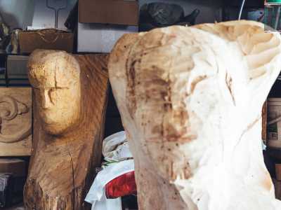 ...e busti di figure mitologiche